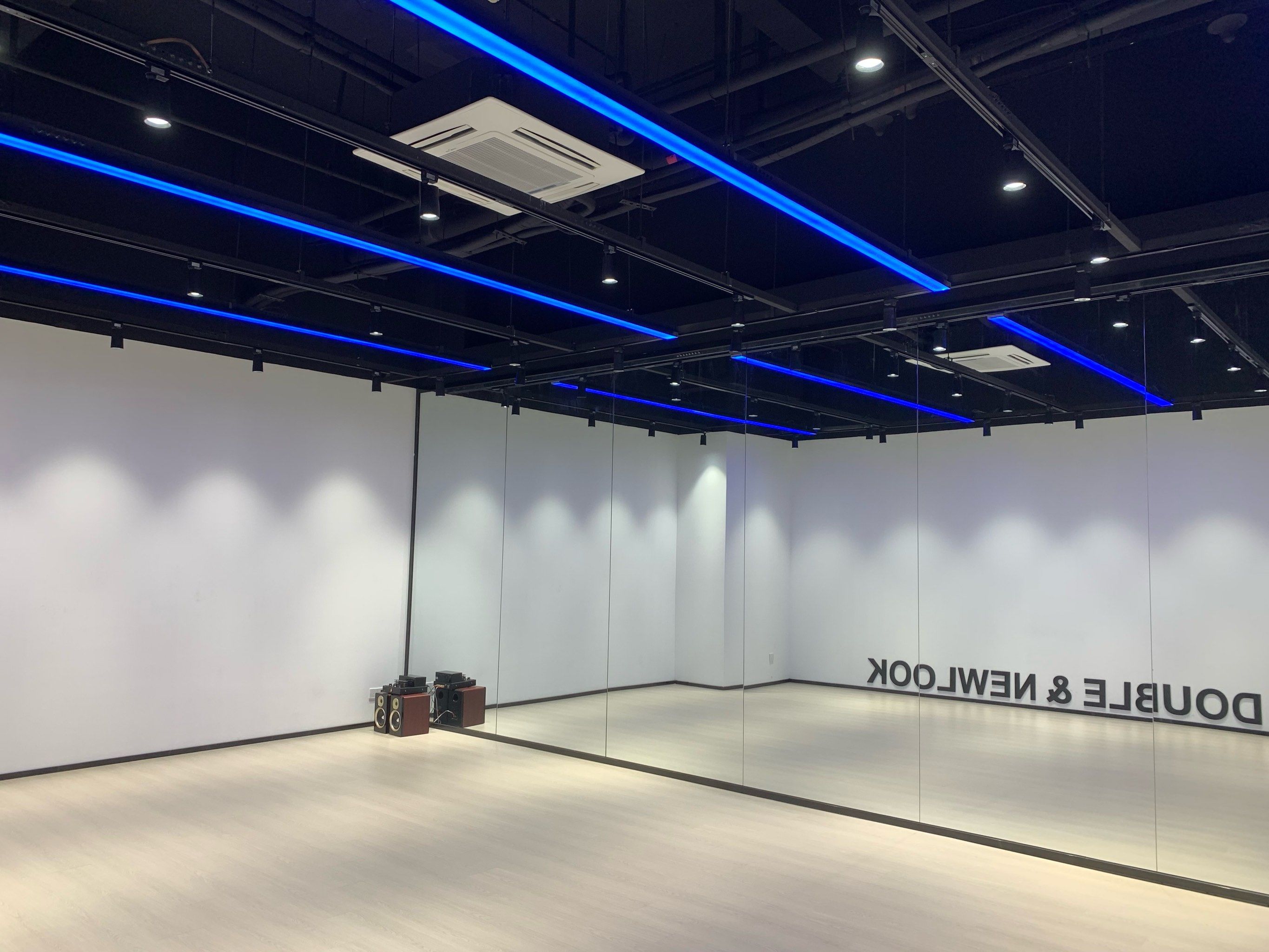 打卡炫酷舞蹈工作室