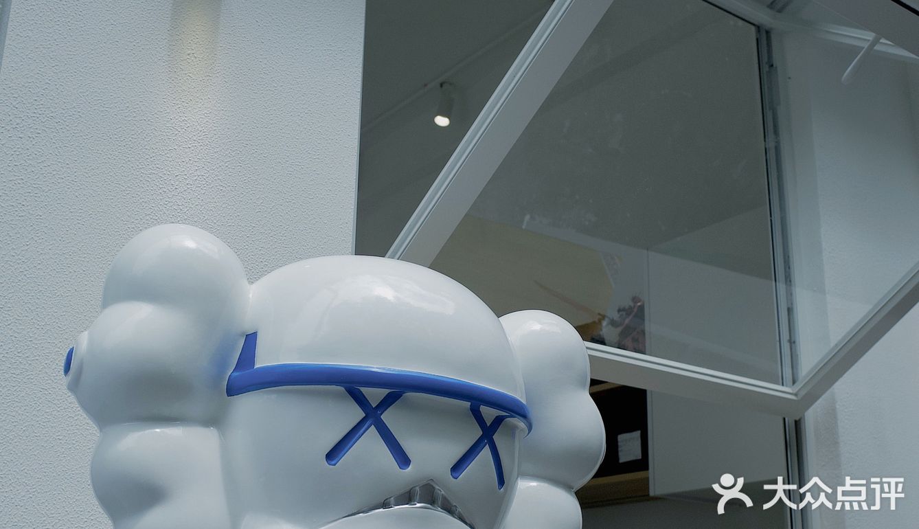 新的故事会在夏日的咖啡中开始