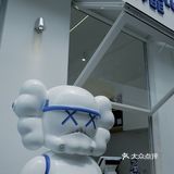 新的故事会在夏日的咖啡中开始