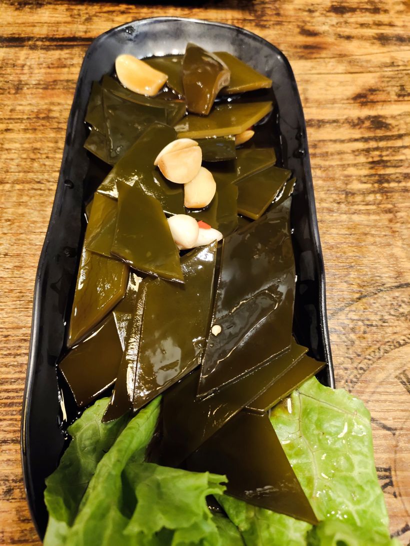 海带块,也是爱了,酸酸辣辣,解腻,烤肉必备,反正我自己差点把一盘都吃