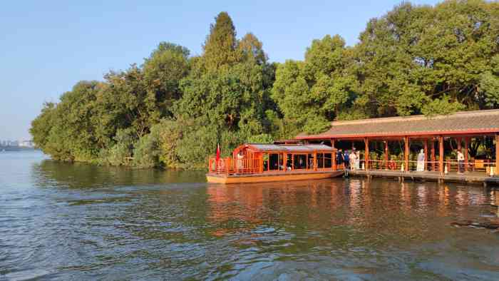 西湖游船-"坐船在西湖上游览是件很惬意的事,可以去中..."-大众点评移