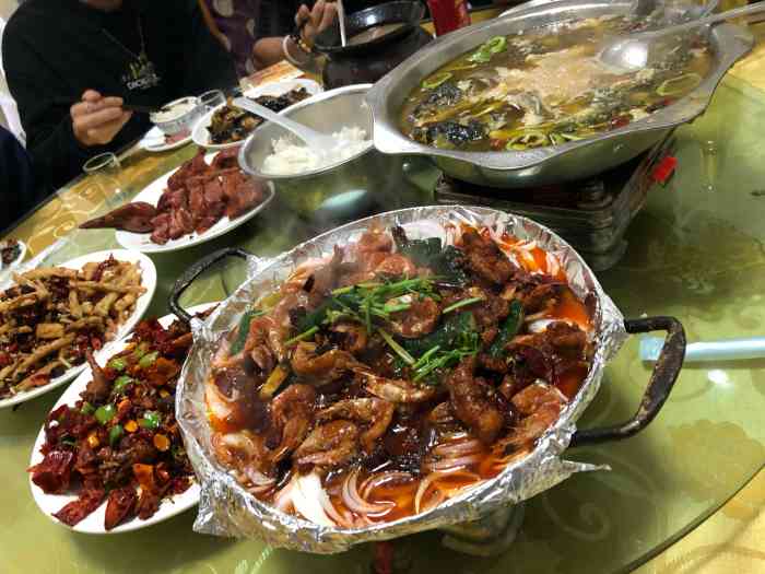 小四川酒楼(中山大道店)-"中午吃饭的时间,三俩同事,解决午饭这家.