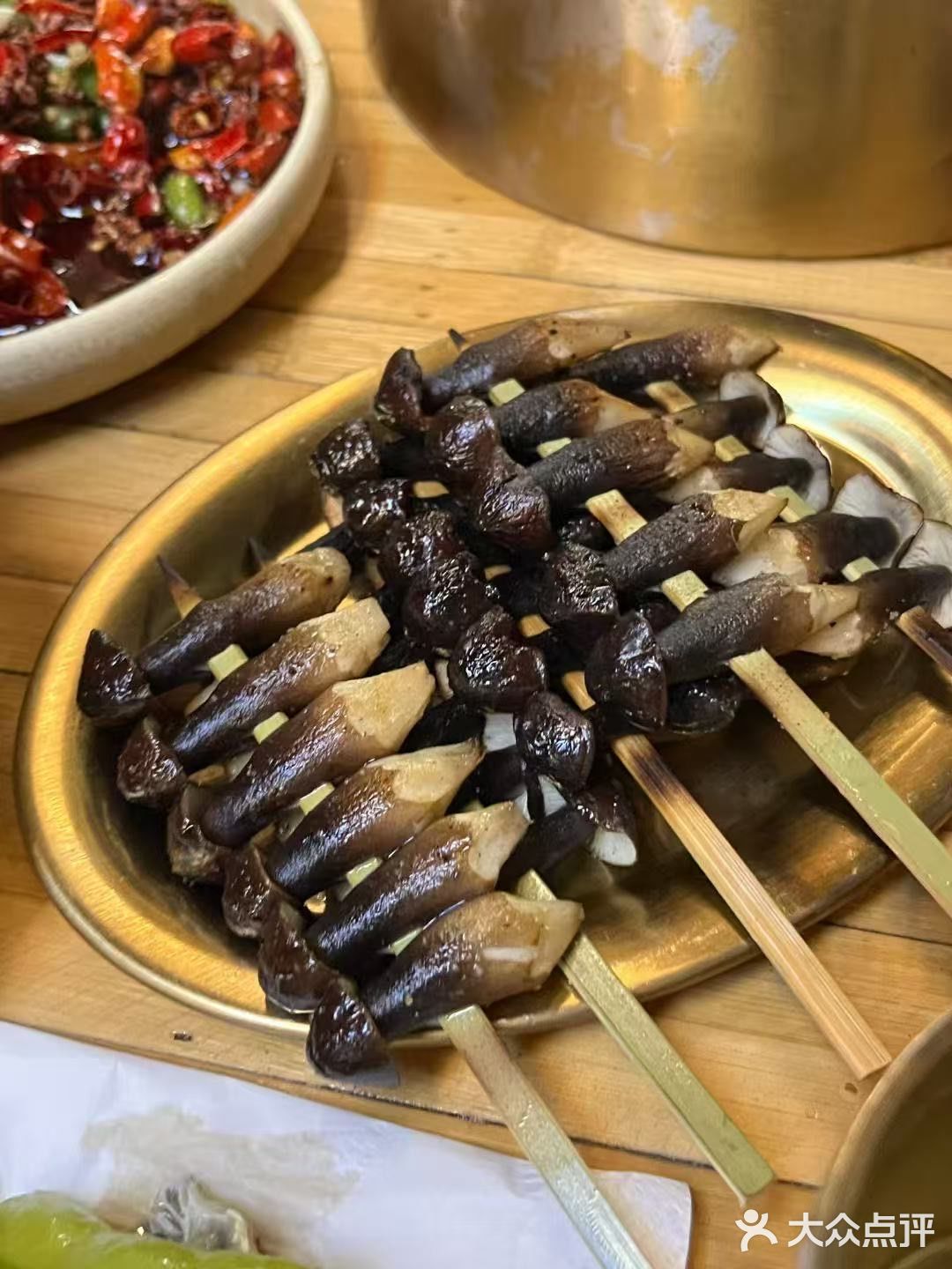 半二小酒馆是家具有随性与精致风格的宁波餐厅