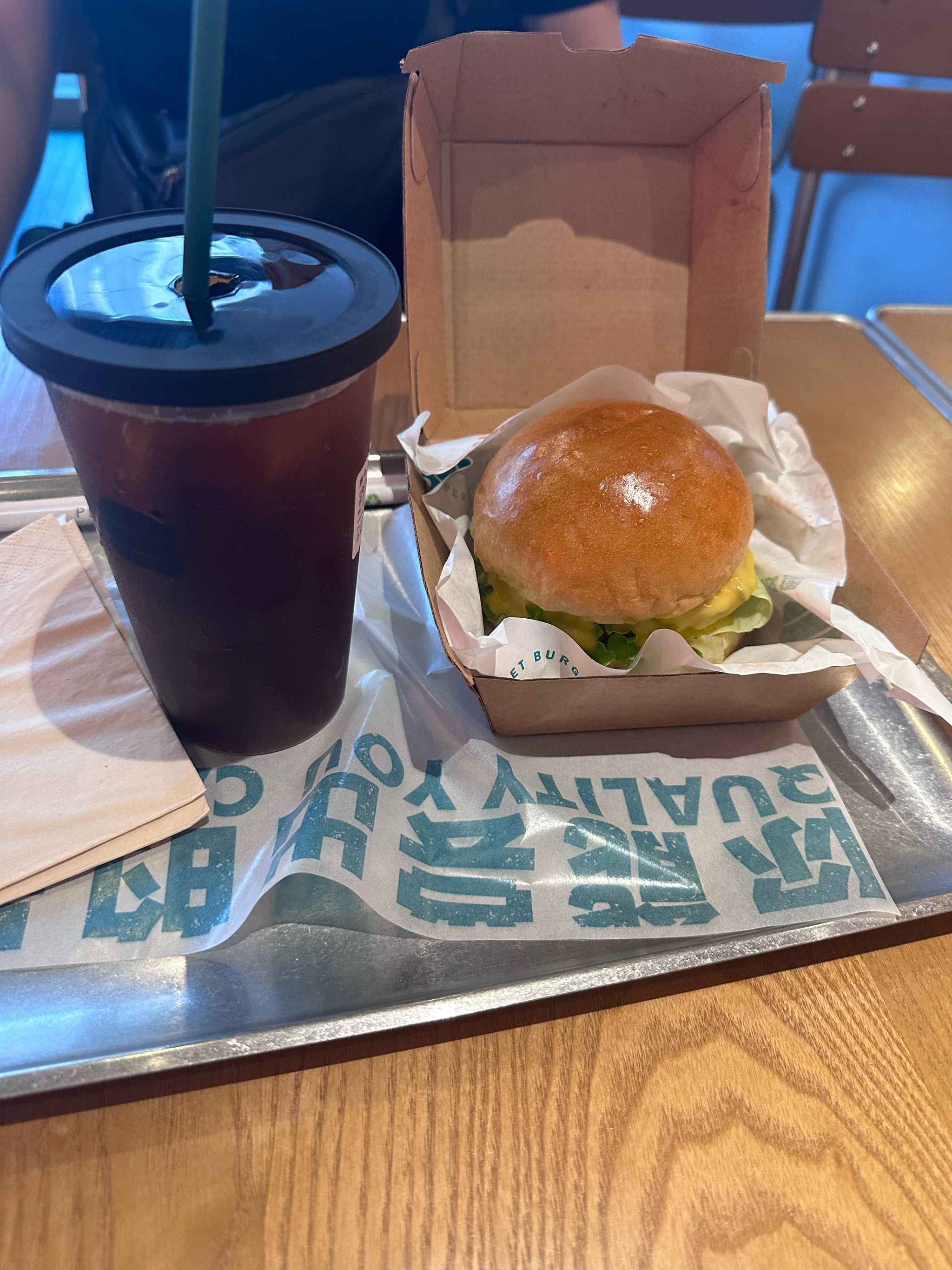 东站万象汇的汉堡店,坐车前来一顿方便简餐
