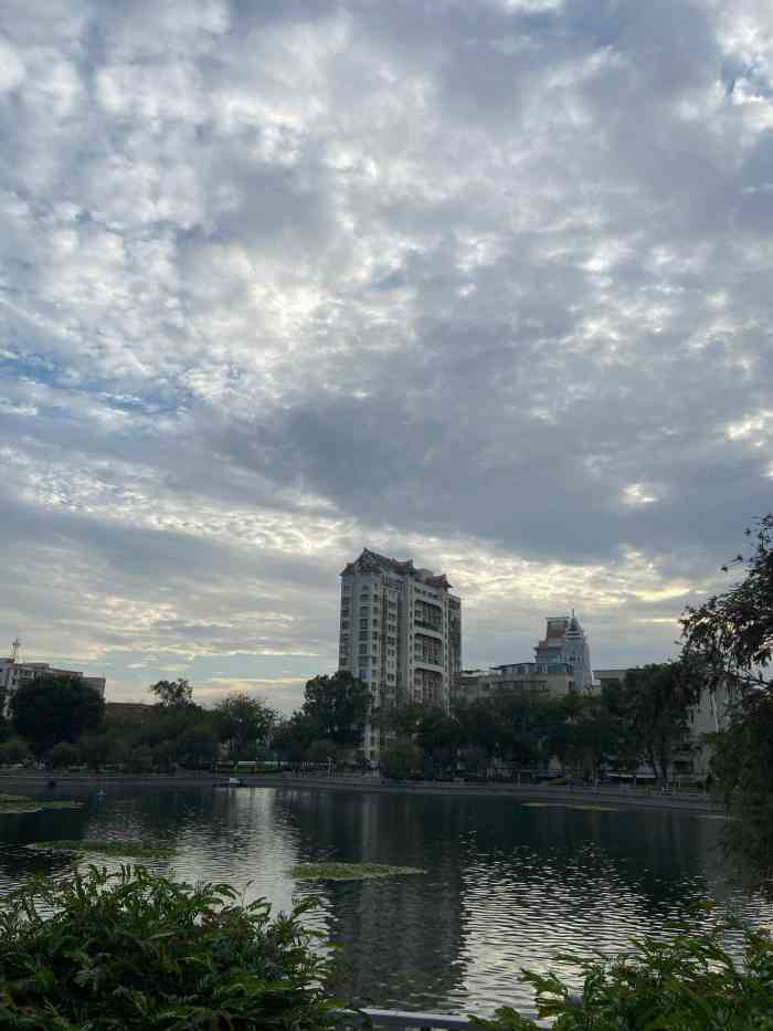 敬贤公园-"环境不错 有很多附近居民回来这里散散步 .