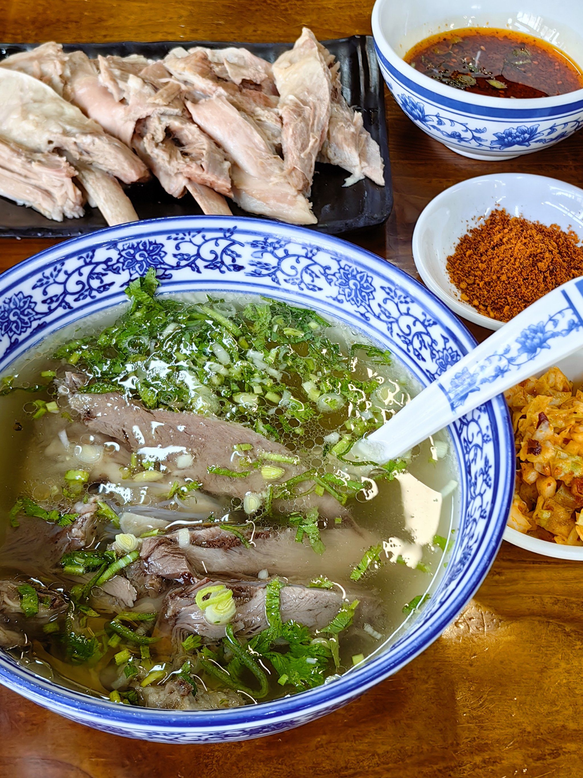 水盆羊肉,肉质鲜嫩,搭配粉丝,还配了月牙