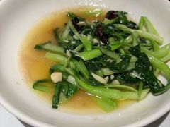 鸡毛菜炒菌菇-关东小磨东北菜(漕河泾印象城店)