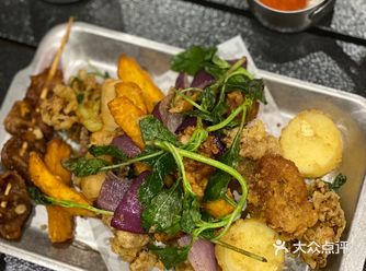 环境不错，蛮有氛围感的一家炸串 外桌是露营风格和朋友