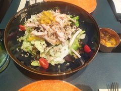 藜麦烟熏鸡胸沙拉配百香果油醋汁-鼎鼎西餐厅