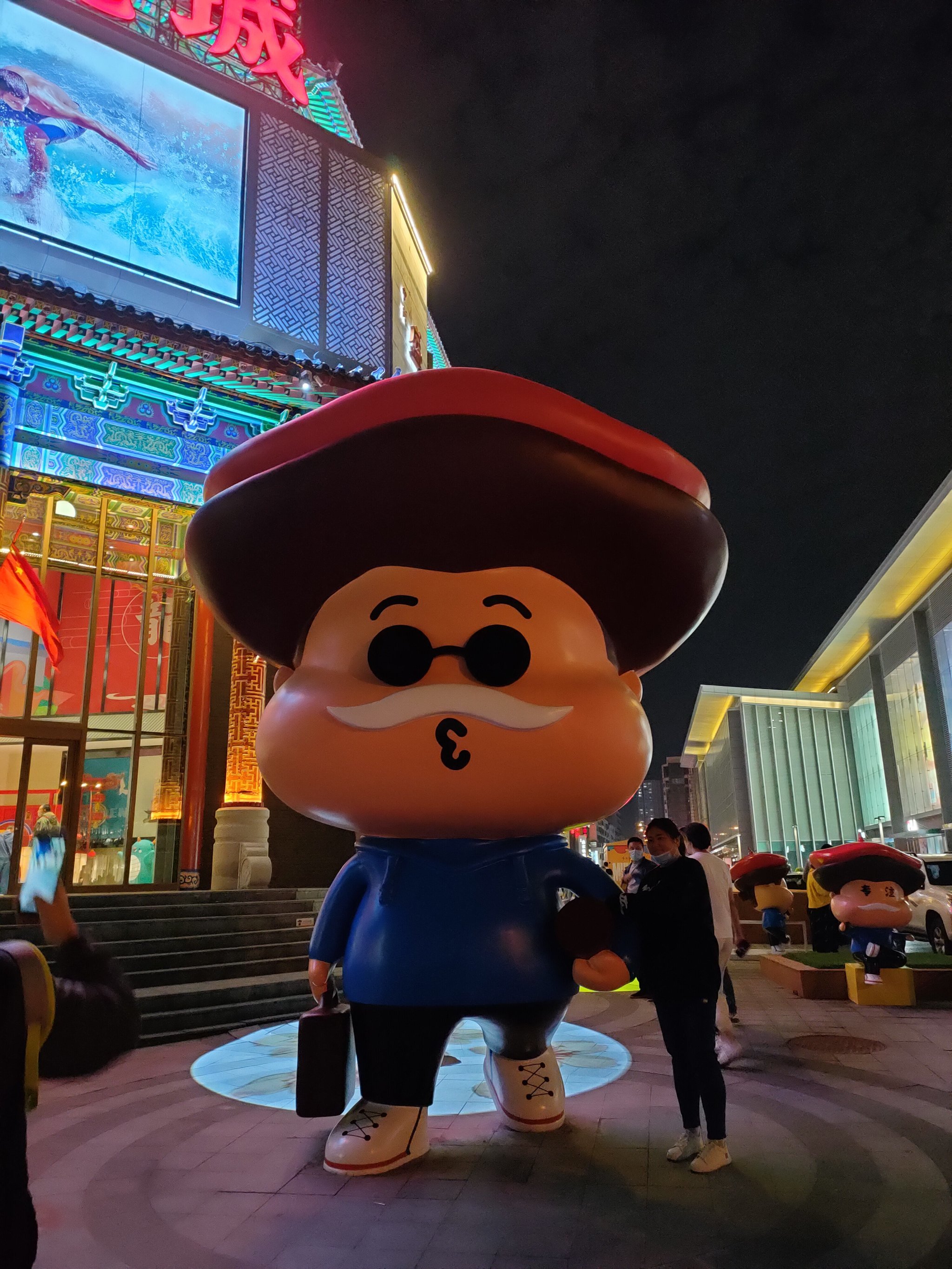 原先的豫珑城重新装修开业了,变成了盛京龙