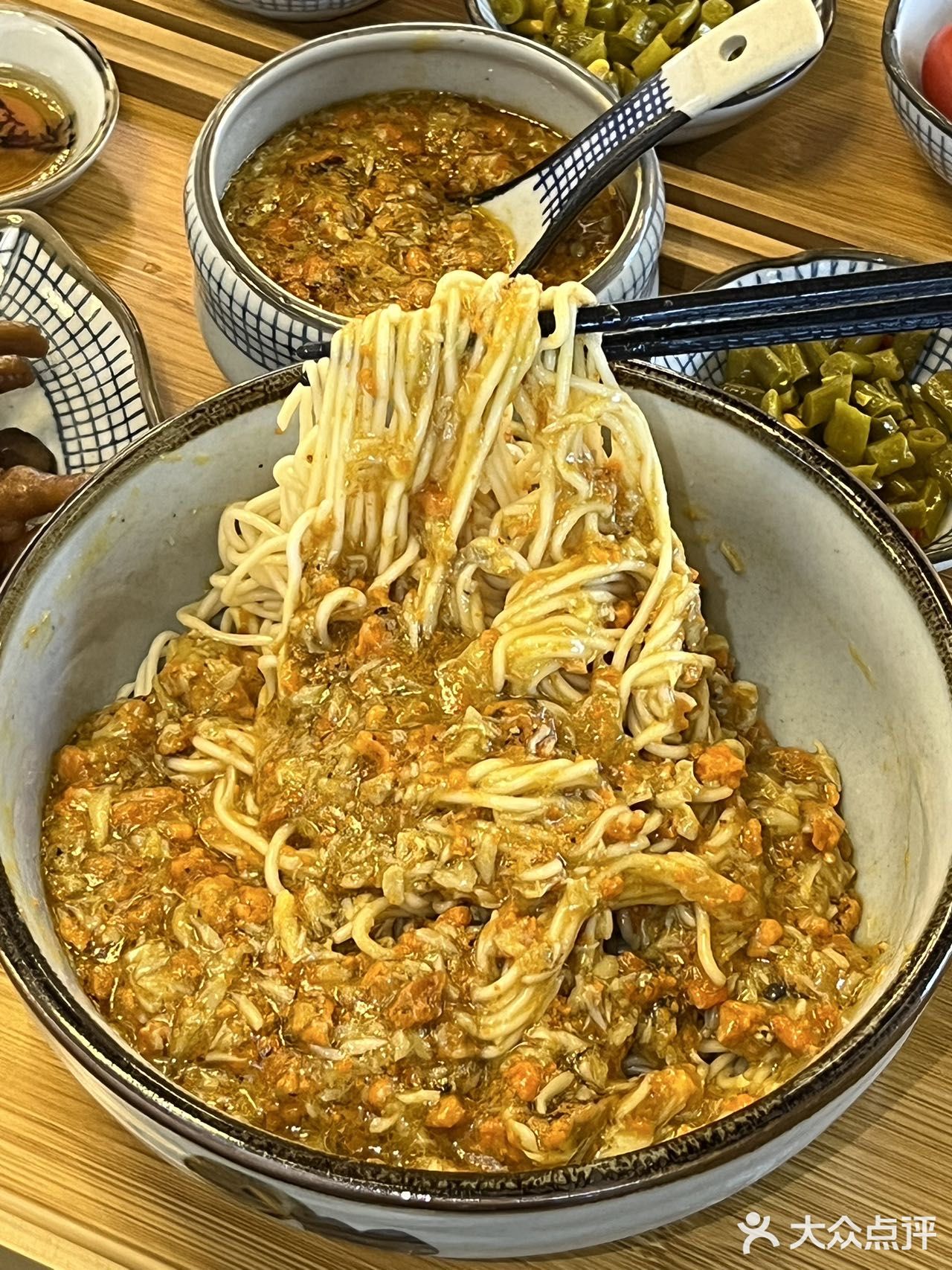 右滑，给大家表演吃128的蟹面