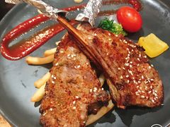 阿里家秘制烤法排-阿里家·新疆烤肉酒場 by MIG