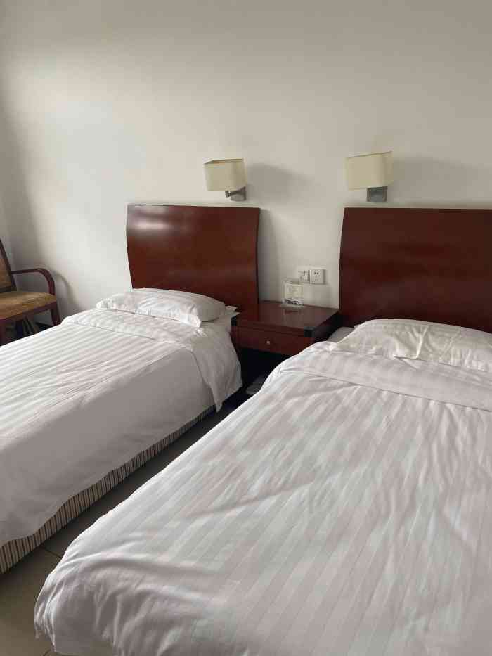 金轮宾馆-"就在浦东路上,院子很大,里面停了不少旅游.