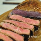 翻面以后放黄油，把融化的黄油不断的淋在肉上