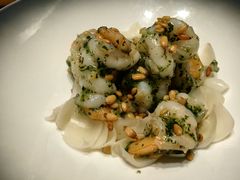 荠菜松仁百合明虾球-萬國春·中菜馆(颐和公馆店)