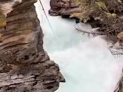 -阿萨巴斯卡瀑布观景点