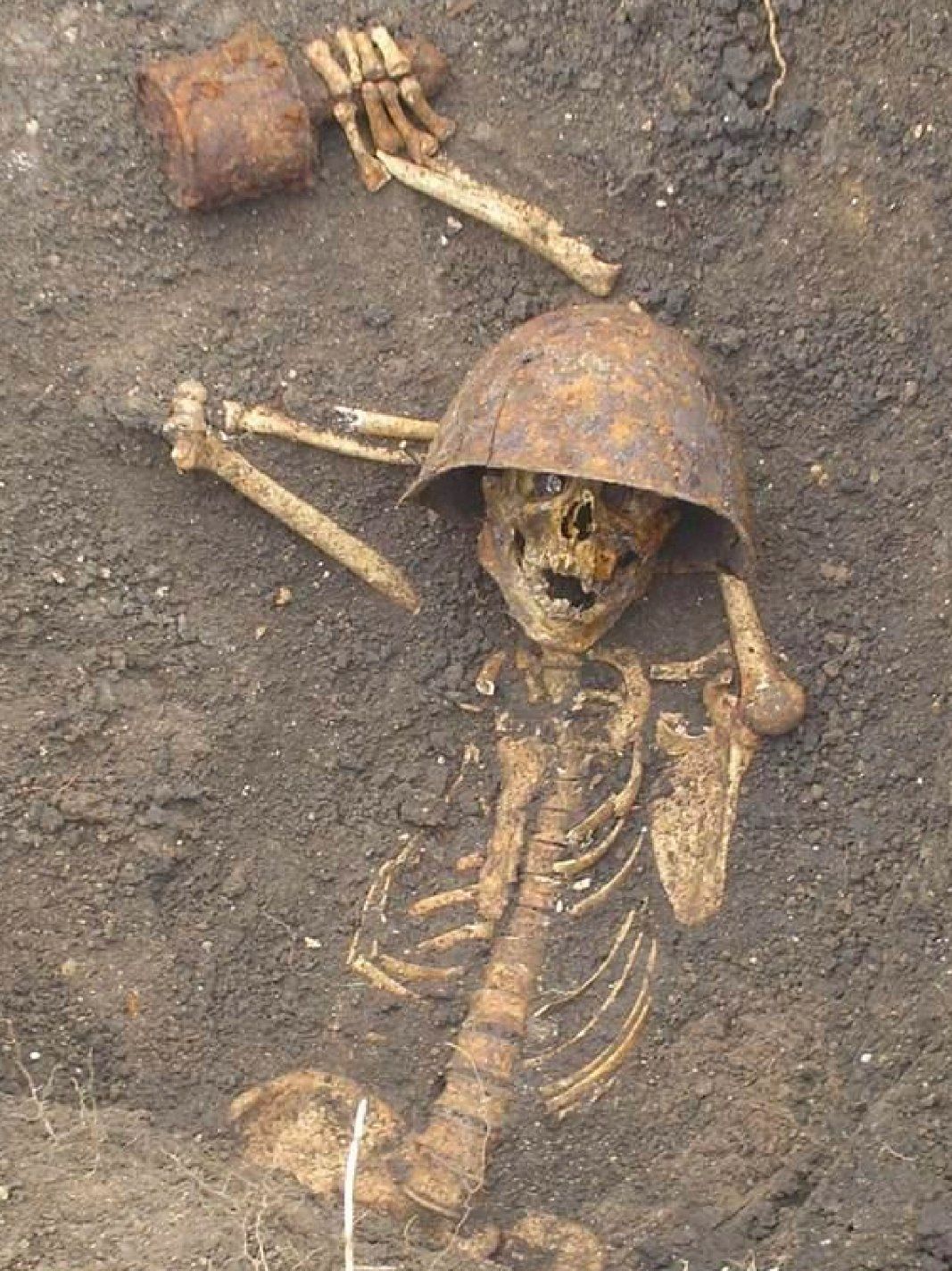 在一处战争遗址的发掘中,发现了一具保存超完整