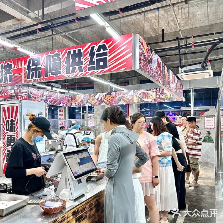 “烟火气中烧烤聚会的乐趣与美味共享”