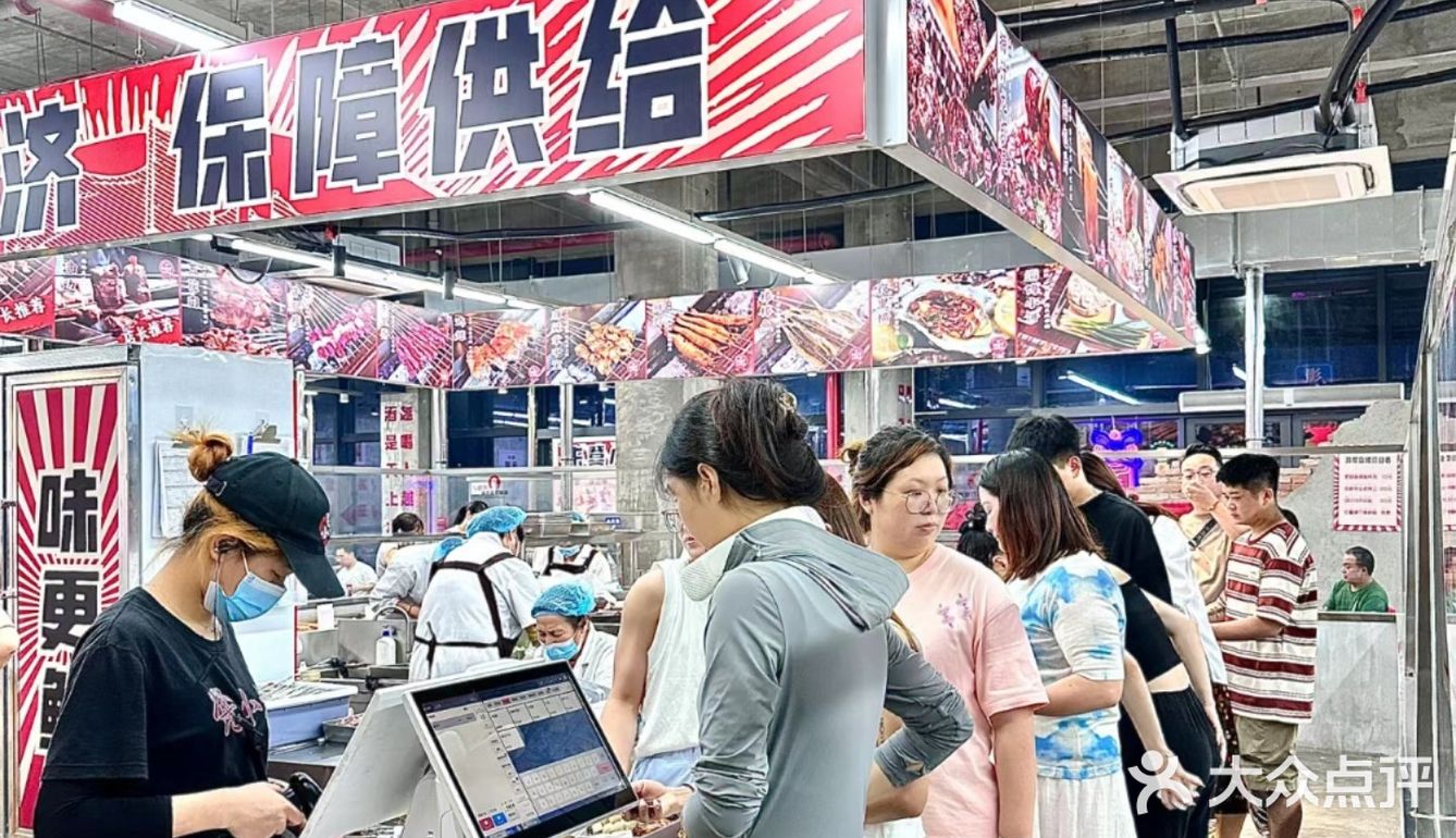 “烟火气中烧烤聚会的乐趣与美味共享”