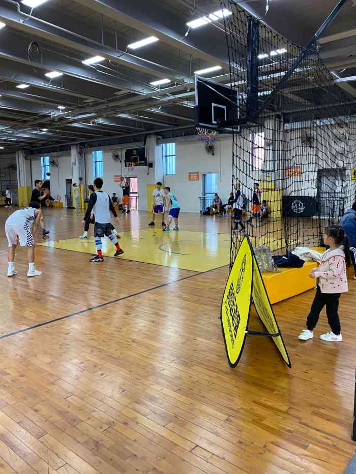 每时篮球馆(多弗汇店)-"隔壁油烟全进来了,闷死人.每时真的太贵.