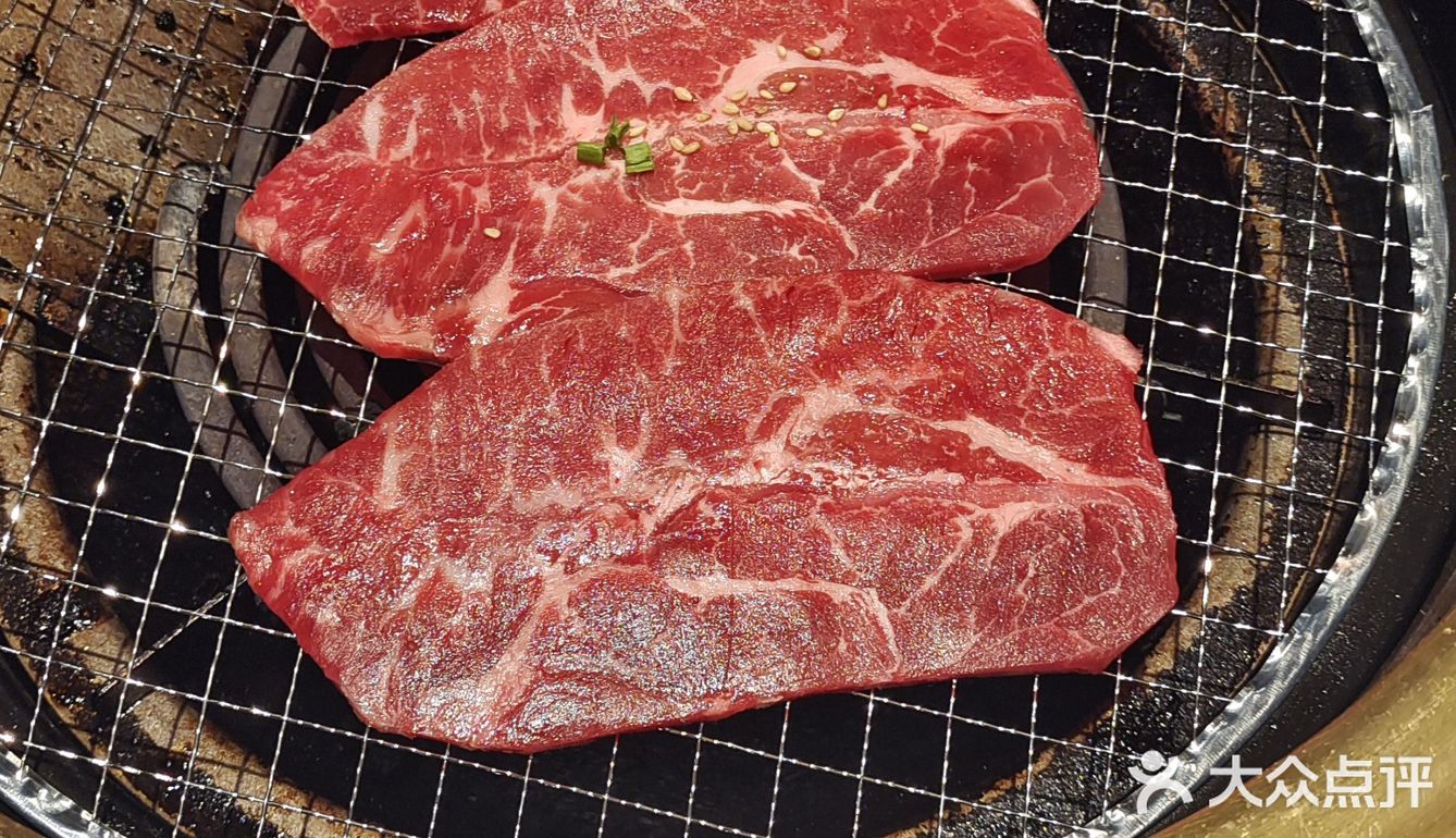 在牛角吃烤肉会验证烤肉吃五分或七分熟真的肉质口感会绝佳
