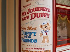 -小镇影院迪士尼小熊Duffy与他的朋友合影地