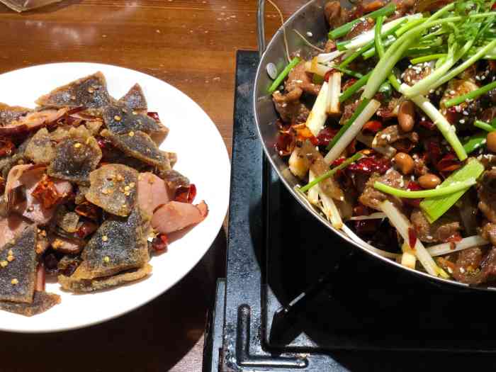 小二上菜(镇远店)-"想着镇远古镇水上夜游,所以就在船码头附近.