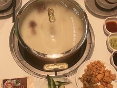 -洪氏嗨捞·广东猪肚鸡·椰子鸡火锅(西咸万象城店)