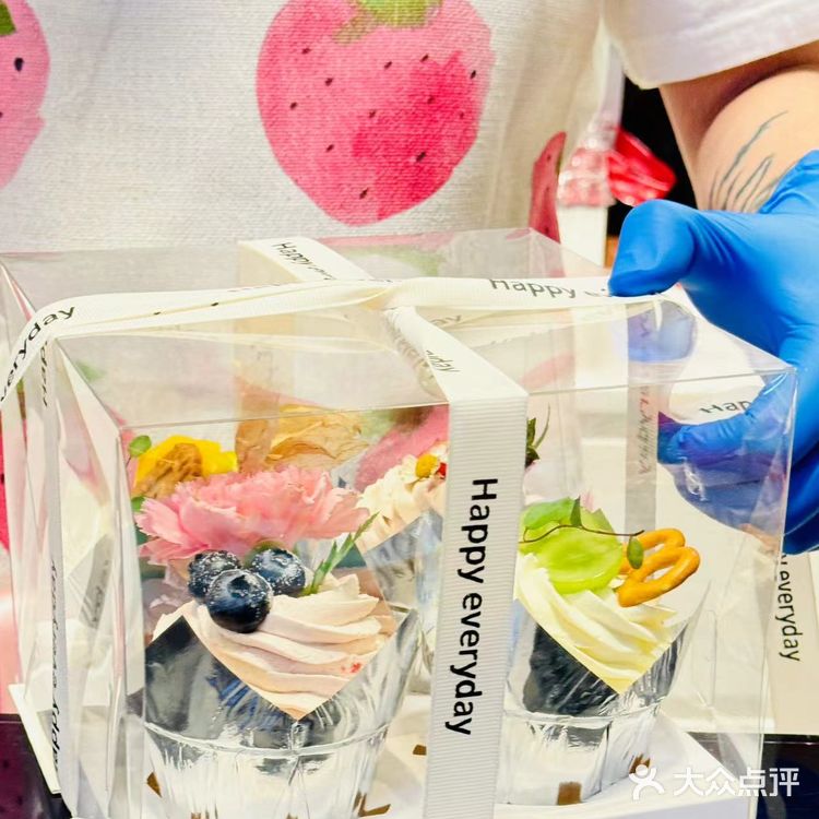 儿童节，奖励宝宝一个草莓🍓小海豚蛋糕吧！