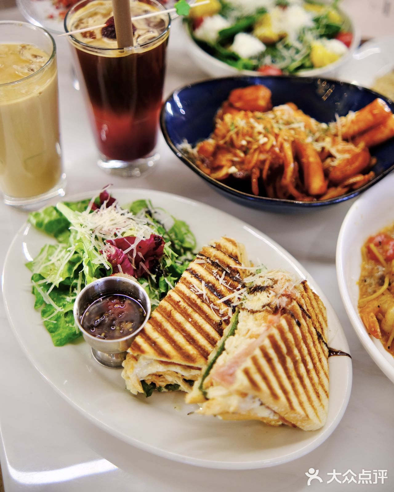 “请吃饭的漂亮姐姐🍽️”  