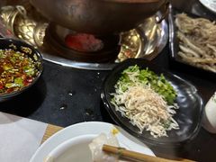 -果松木炭酸菜铜火锅·外婆参鸡汤