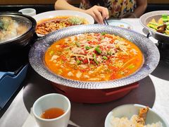 -有红鸡毛店·川菜(抚琴夜市店)