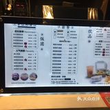 用芝麻、燕麦等五谷做的米浆，虽然小姐姐提醒了会烫口