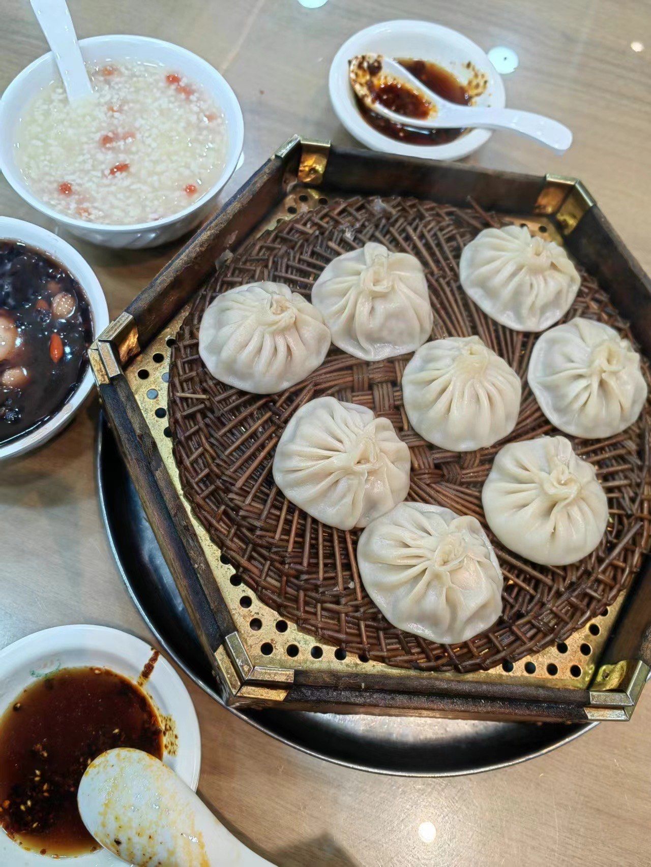 贾三灌汤包