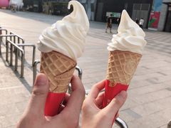 -蜜雪冰城(万达广场外B号门门口外集装箱店)