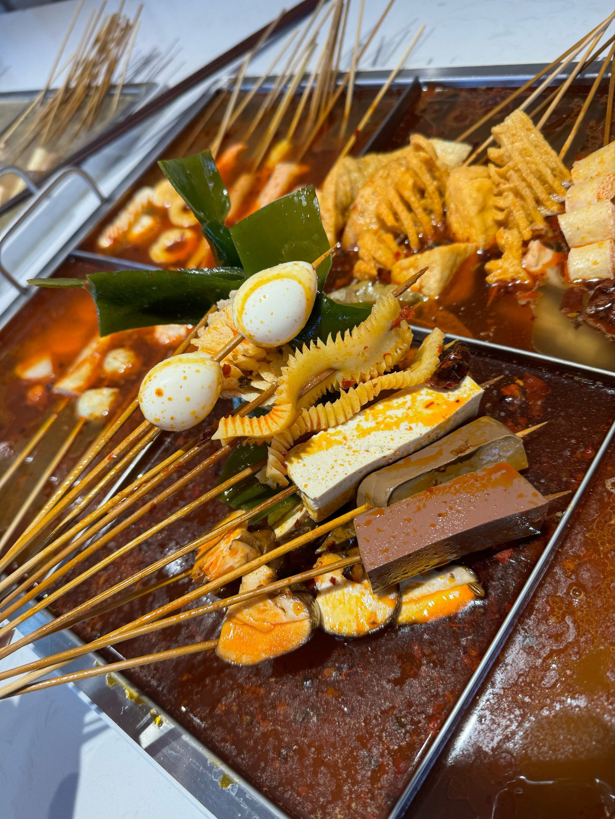 禧串围炉麻辣烫店位于人民北街想唱就唱ktv大门口