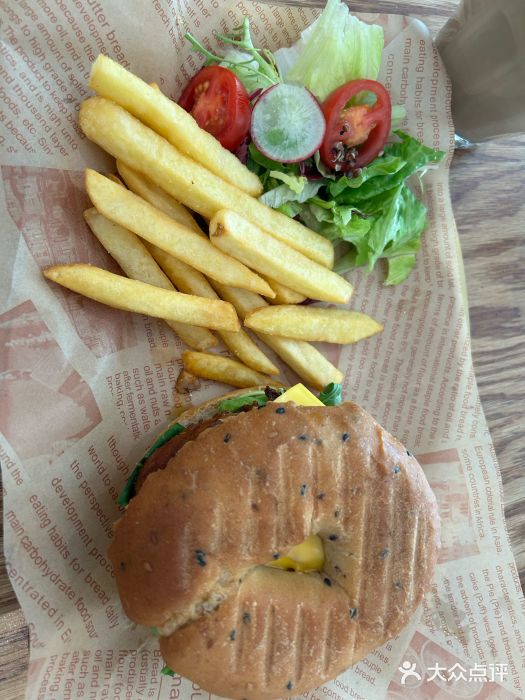 ZEMOCAFE·FUSION FOOD(西交利物浦店)牛油果鸡肉汉堡图片