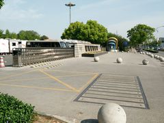 -闵行体育馆-停车场