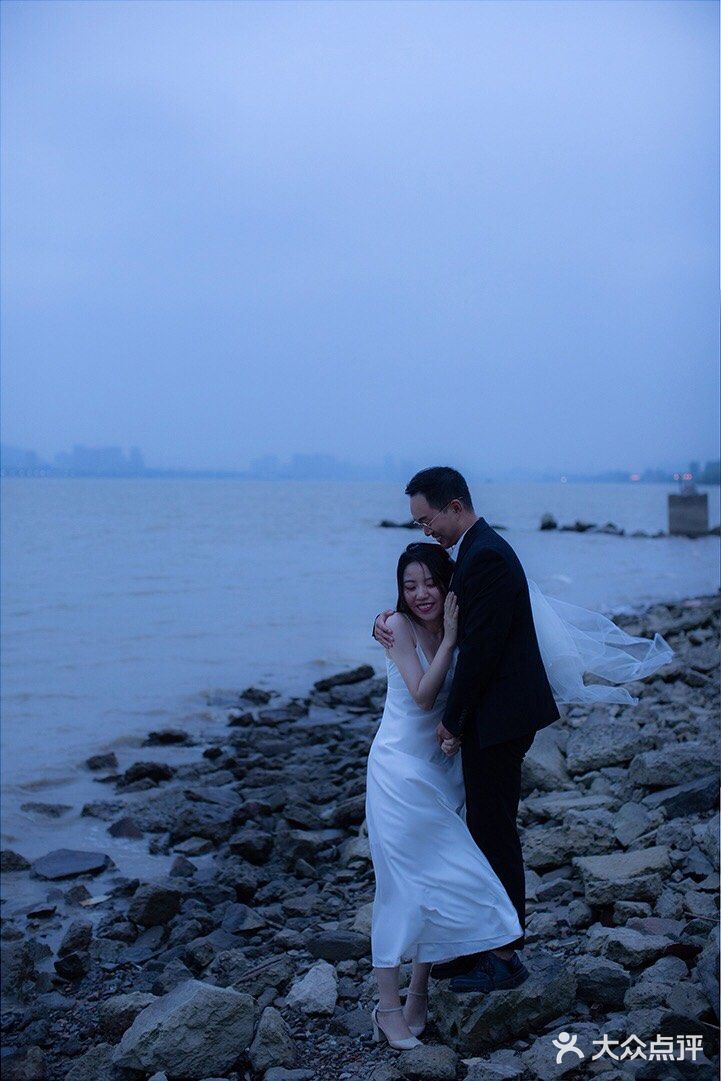最美婚纱照♥️江边朦胧烟雨下的美景💦