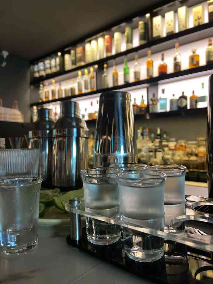 在玉林路逛夜市遇到一家门店很特别的酒吧于是进去点了一杯莫吉托一杯