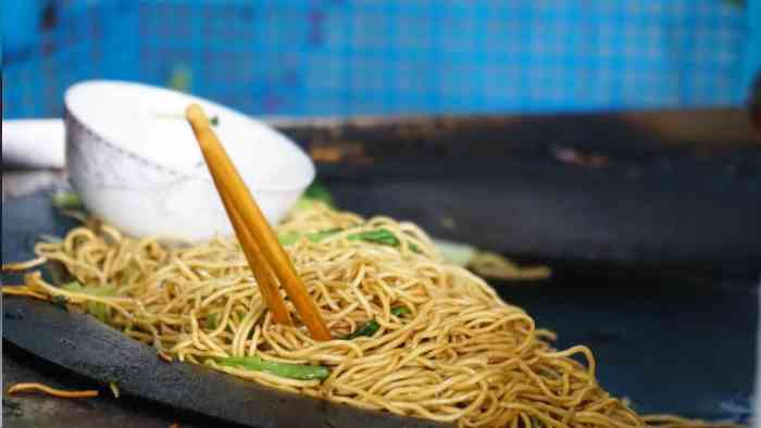 哥们的老婆住芜湖推荐这家炒面好吃的而价格便宜正好我们去方特水上