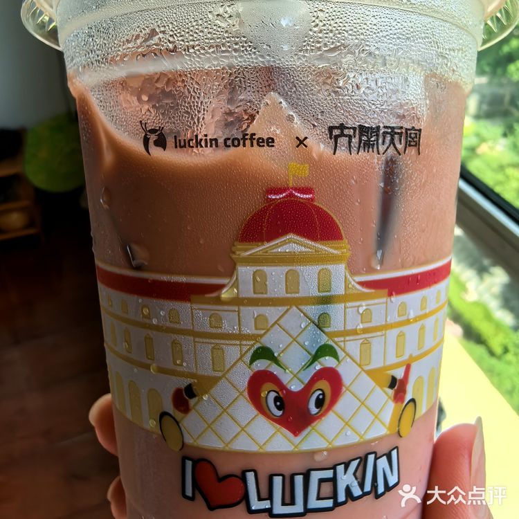 被太阳蒸烤后的救命饮～塞纳莓莓拿铁❗