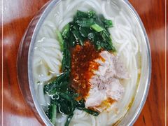 -鸿浩扒猪脚米线