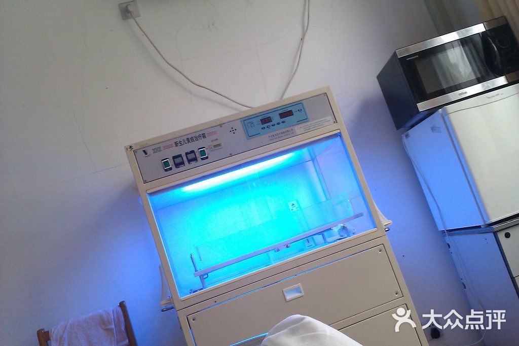 第十人民医院治疗黄疸的蓝光箱,照的时候好可