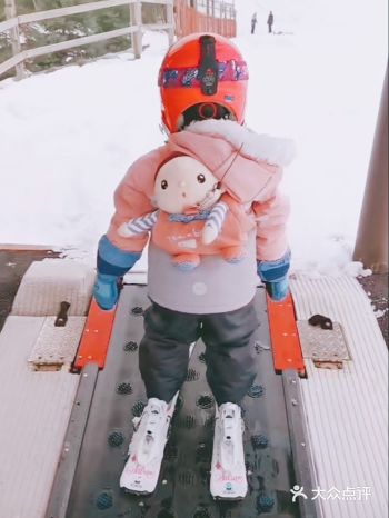会滑雪的宝宝也太可爱了吧!