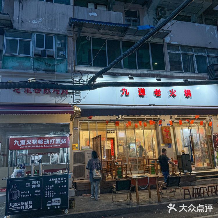 关于成都一家本地人都爱吃的市井老火锅!