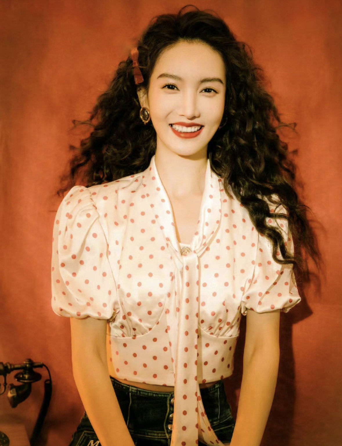 复古红唇妆搭配大波浪羊毛卷,加上复古首饰作为
