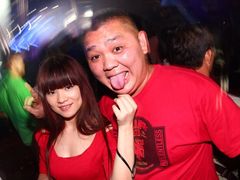 老板和老板娘和我们合影留念-覃记海鲜美食餐厅