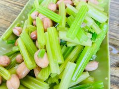 西芹花生米-杨姐大片肉烧烤