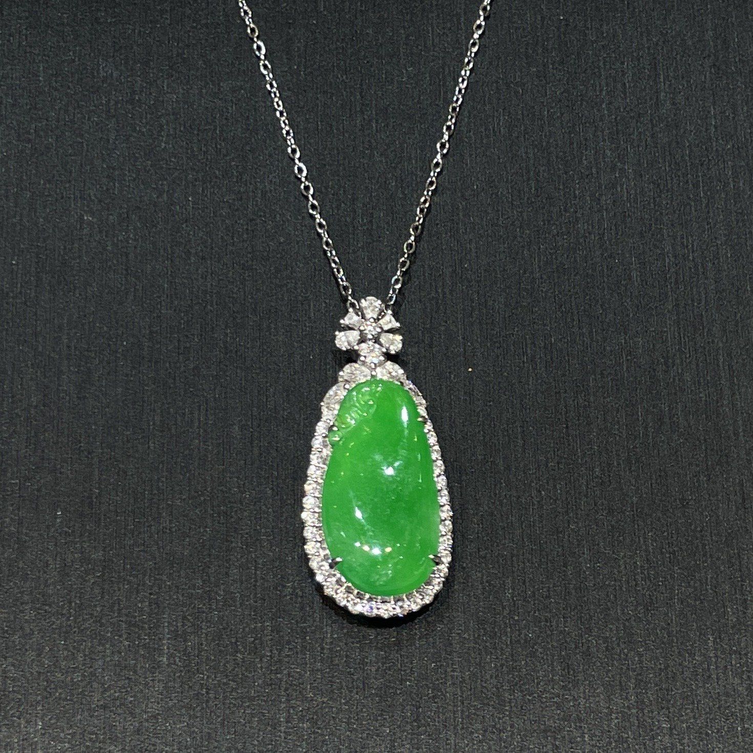 超辣阳绿翡翠如意吊坠,18k白金镶嵌钻石